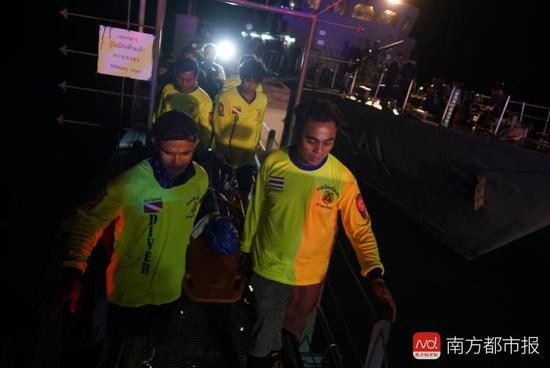 7日晚，三具遗体在搜救人员护送下在普吉phanwa码头上岸。南都特派记者张志韬摄。发自泰国普吉。