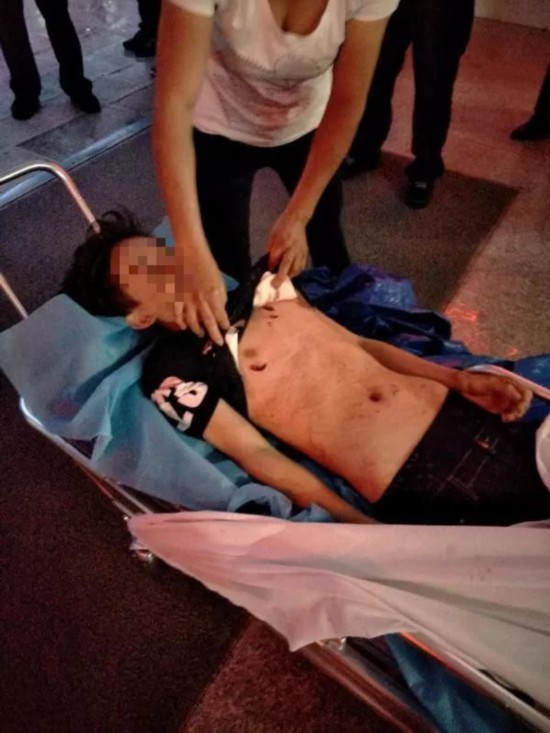 初中生教室数刀捅死同学后潜逃 受害者是家中独子