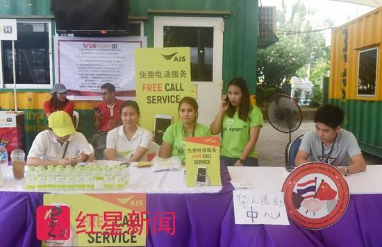 ▲分工服务的志愿者们  图片来源：红星新闻 摄影记者 张士博