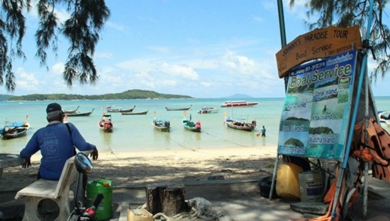  Rawei Beach 附近，经营游船的个体商家。摄影：郑萃颖