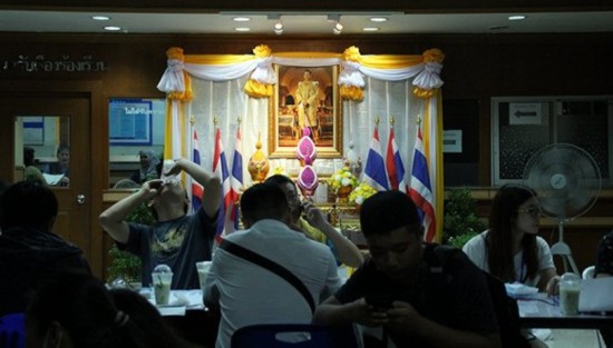  晚间，普吉岛vichita医院门口。摄影：郑萃颖