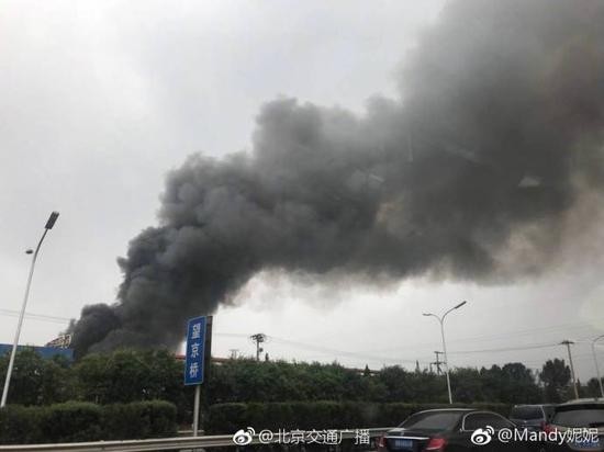 北京北四环着火 中巴车自燃疑似发动机进水引火灾