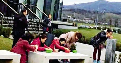 图为几名中国大妈在意大利古驰（Gucci）精品店前吃泡面