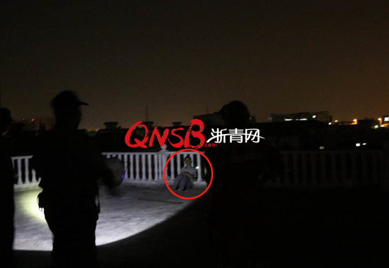 突发！杭州一36岁单身男子深夜想念已故父母，爬到4楼欲轻生……