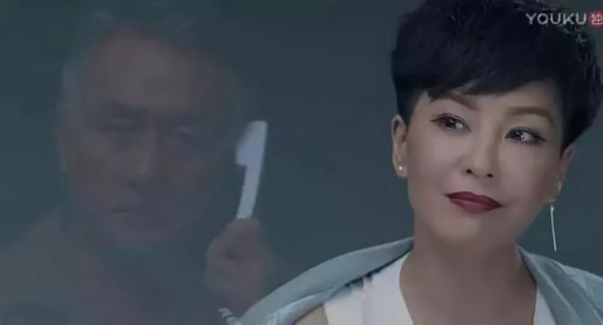 在《飞虎之潜行极战》中,伍咏薇虽然演的是黄宗泽的妈妈,但演技老辣