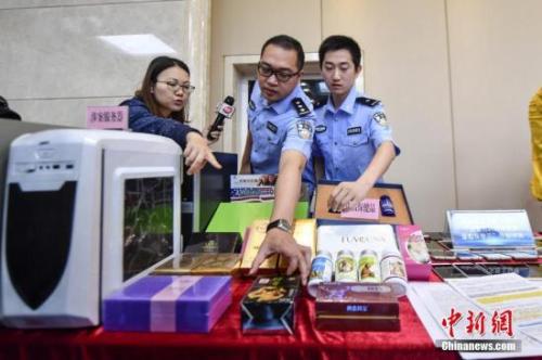 资料图：2017年5月11日，警方向媒体介绍涉案的虚假保健品。 中新社记者 陈骥旻 摄