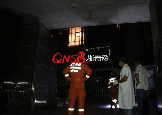 突发！杭州一36岁单身男子深夜想念已故父母，爬到4楼欲轻生……