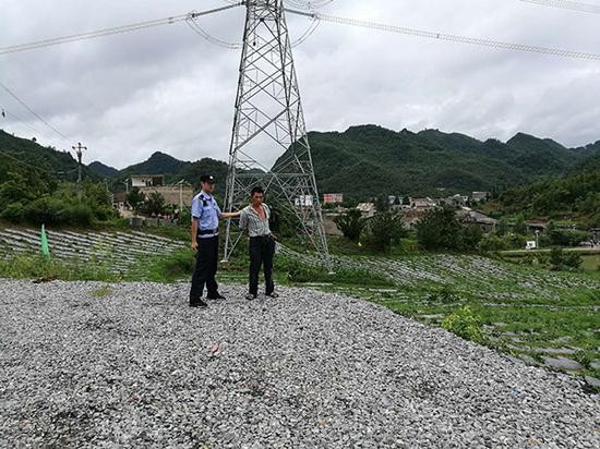 被抓获的杨登才在指认现场。 镇宁县公安局 供图