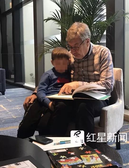 上海全职太太带朋友去捉奸 将英国丈夫捅死获无期