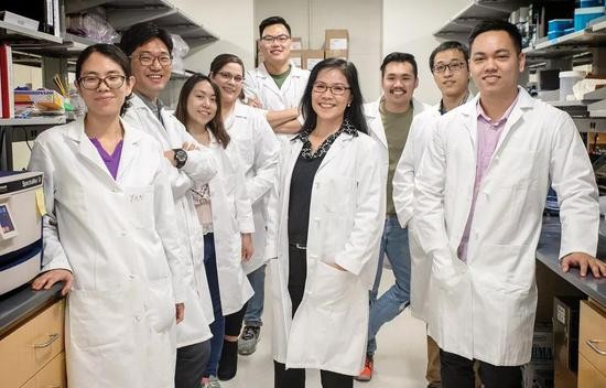 ▲本研究的通讯作者之一Zui Pan教授（中）（图片来源：德州大学阿灵顿分校）