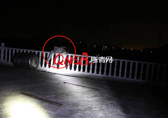 突发！杭州一36岁单身男子深夜想念已故父母，爬到4楼欲轻生……