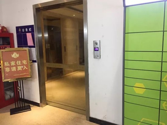 进入小区需要刷卡,黄小妮称当时身穿“饿了么”制服的男子站在这个门口。 澎湃新闻见习记者 李佳蔚 图