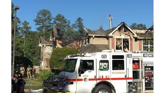 图为大火被扑灭后的民居