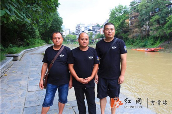 吉首三市民勇救落水女:不要叫我们英雄 这是本能