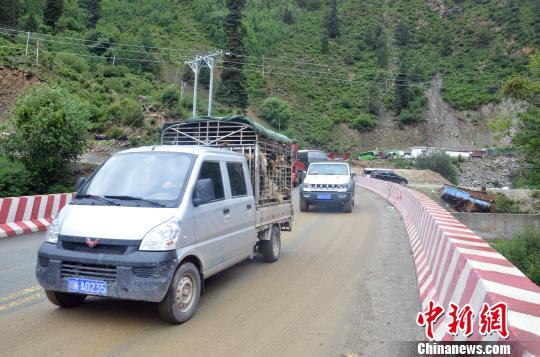 因降雨而中断的川藏线已恢复通车