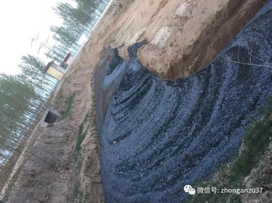 ▲张文奇2015年4月尾随土方车行至农田拍摄照片,蓝色废渣被倾倒在土坑内。受访者供图