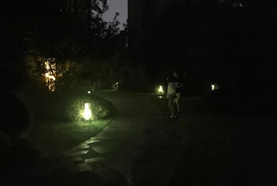 黄小妮的朋友回女士向记者指认了事发地点,当夜他们在这里找到了黄小妮的鞋子。 澎湃新闻见习记者 李佳蔚 图