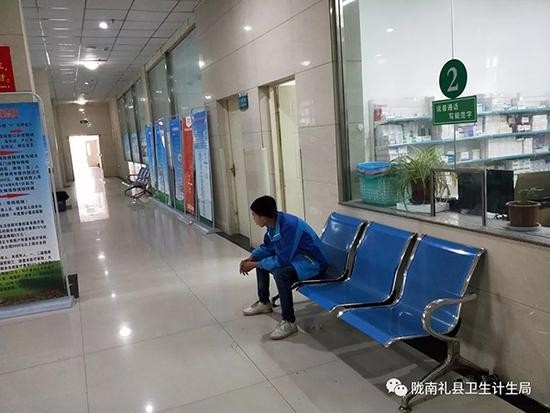 甘肃再通报老人跪医院窗口前:窗口工作人员停职