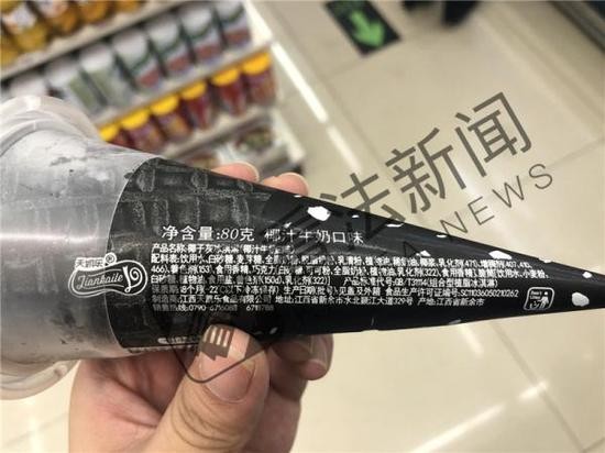 “椰子灰”冰激凌的配料表中并未标注活性炭字样 记者 李娜 摄