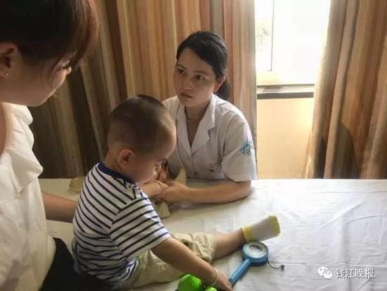 神秘女子在电梯间放了袋辣椒 邻居看完都微微一笑