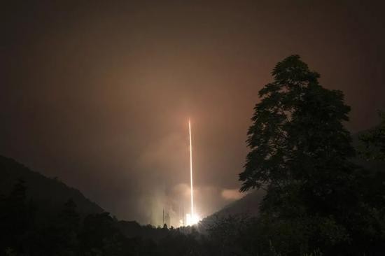 △ 长三甲火箭直射苍穹  史啸摄