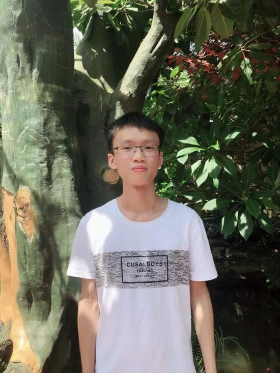 广西709分高考生：上了三年直播班高三戒手机