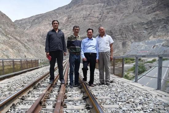 铁道兵老战士在当年自己修建的铁道上合影。受访者供图