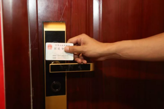 20岁女子为来场免费旅游 到目的地与人开房赚路费