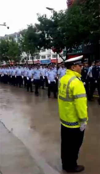 陕西27岁警察新婚40天殉职 数百民众走上街头送别