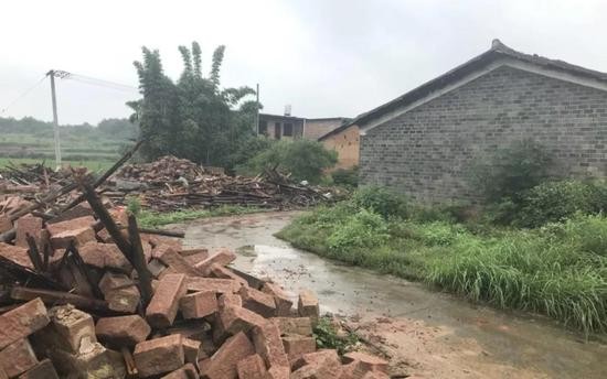 男子拐弯处撞伤乡干部被以杀人罪批捕 罪名存争议