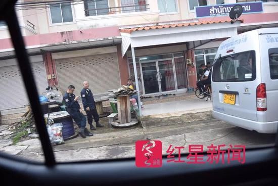 ▲泰国警方检查懒猫旅行的办公地点   图片来源：红星新闻 摄影记者 张士博