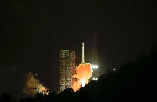 △ 长三甲火箭点火升空  史啸摄
