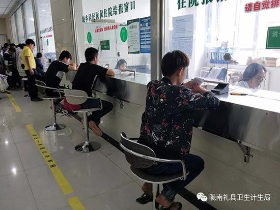 甘肃再通报老人跪医院窗口前:窗口工作人员停职