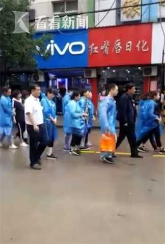 陕西27岁警察新婚40天殉职 数百民众走上街头送别