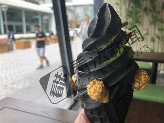 黑色冰激凌添加活性炭在美禁售 国内宣传可美颜