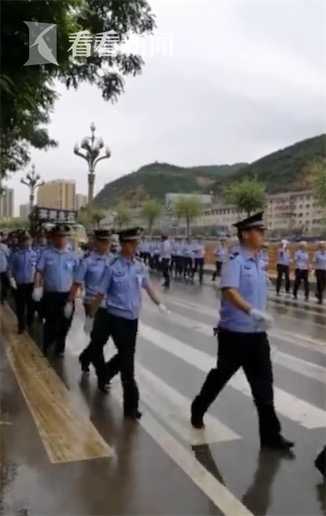 陕西27岁警察新婚40天殉职 数百民众走上街头送别