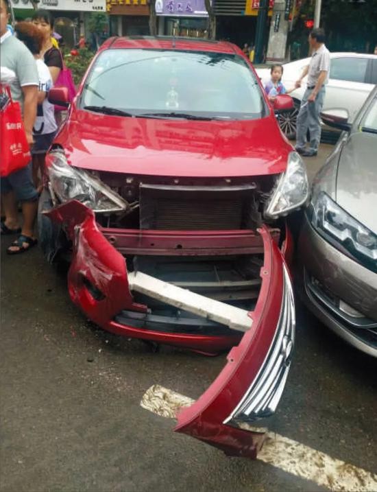 ▲剐蹭发生后，一红色私家车车体前半部分受损严重。