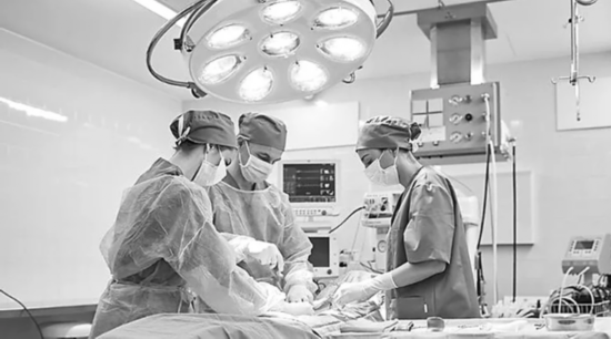 当手术室中的女性人数超过男性时，手术团队会更加合作。图片来源：TEMPURA/ISTOCK