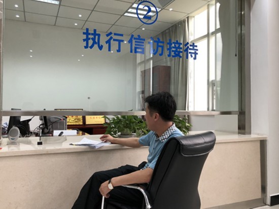 7月11日，当事人田晶再次前往榆林中院反映该系列执行案情况。本文图片均为澎湃新闻记者 王健 摄