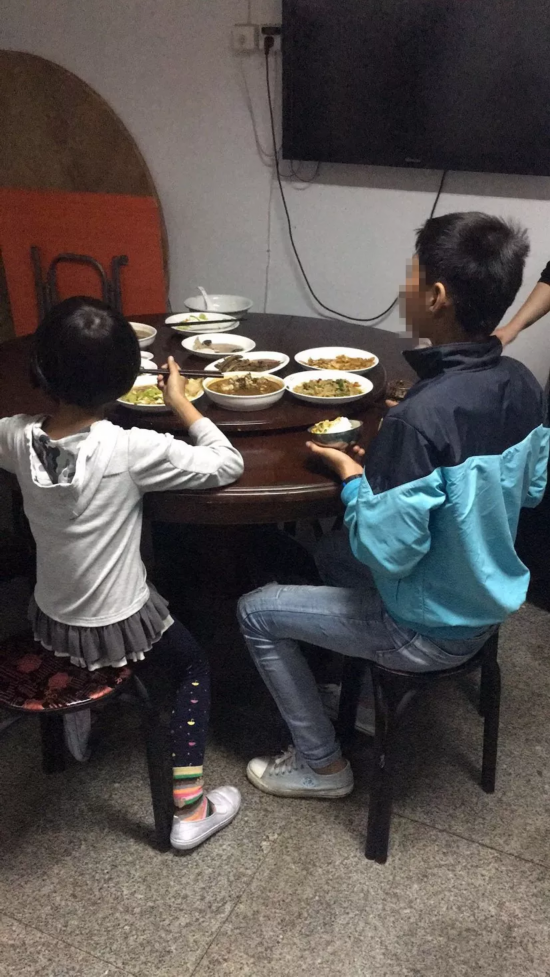 父母逼儿假摔碰瓷致颅骨骨折 法院:剥夺父亲监护权