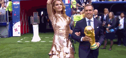 世界杯闭幕式：拉姆展示大力神杯 网友：队短，你月半了