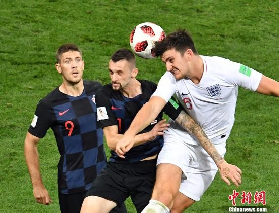 双方球员争顶。 <a target=\'_blank\' href=\'http://www.chinanews.com/\'><p class=