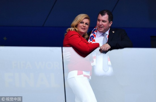克罗地亚女总统与丈夫观战决赛