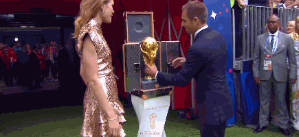 世界杯闭幕式：拉姆展示大力神杯 网友：队短，你月半了