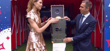 世界杯闭幕式：拉姆展示大力神杯 网友：队短，你月半了