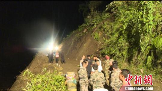 图为搜救人员在现场搜救　施劲强　摄