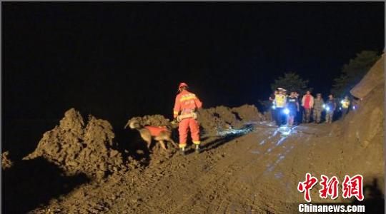 图为搜救人员清理塌方 施劲强 摄