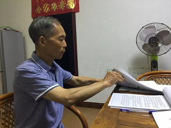 耿万喜在整理材料。新京报记者高敏 摄