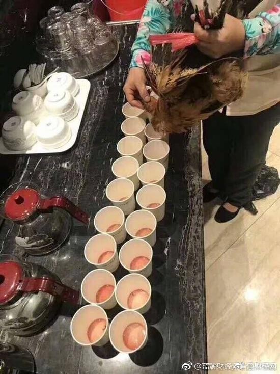 网传碧桂园漳州某部开誓师大会：集体喝鸡血打气