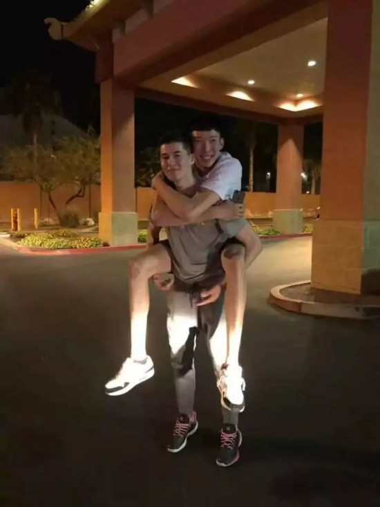 Q:在NBA夏季联赛上碰到周琦,昔日队友变成对手,有什么感触?